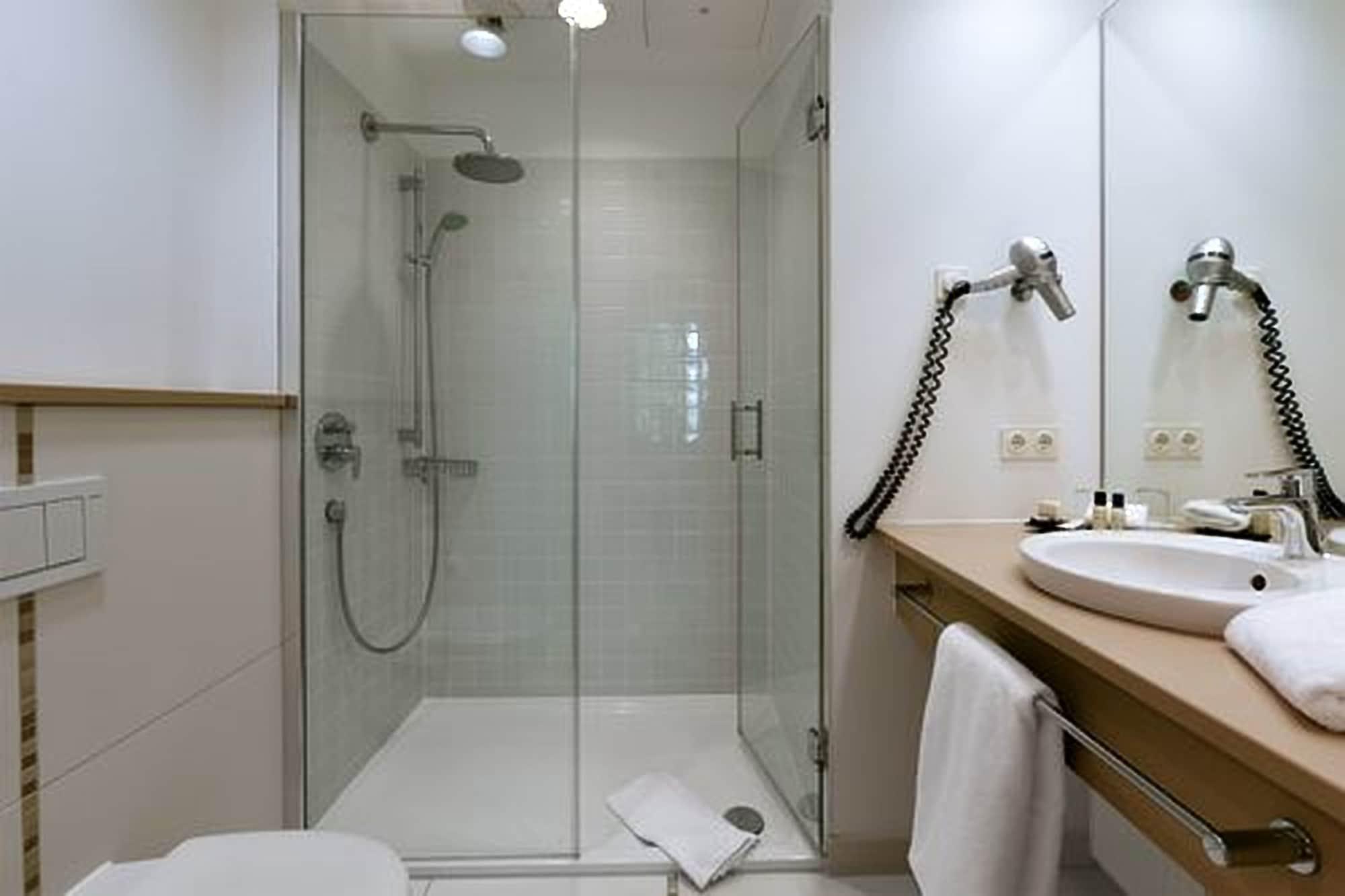 Privathotel Lindtner Hamburgo Exterior foto A shower cubicle