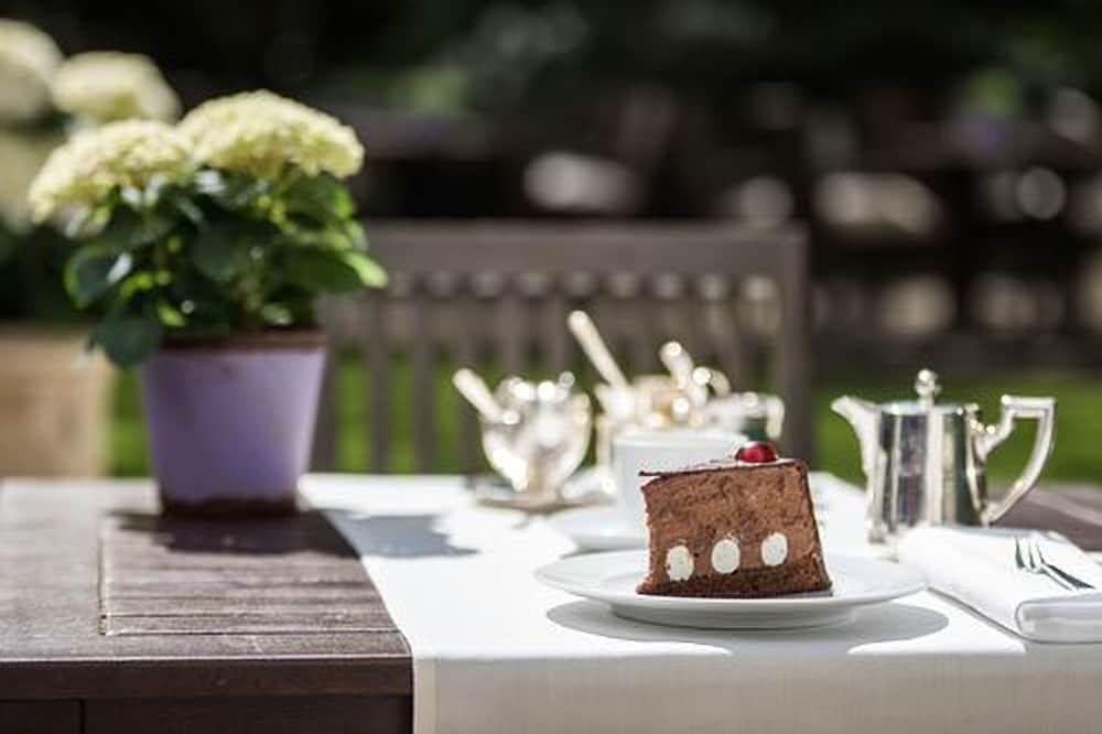 Privathotel Lindtner Hamburgo Exterior foto A Black Forest gâteau