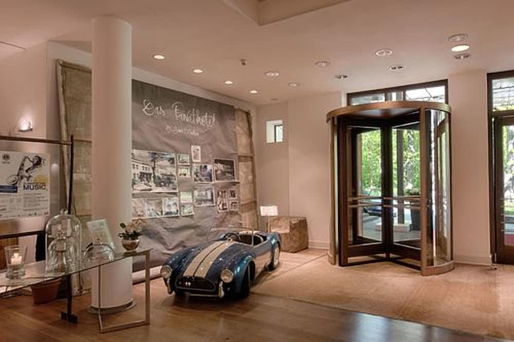 Privathotel Lindtner Hamburgo Exterior foto The interior of the Bentley London showroom