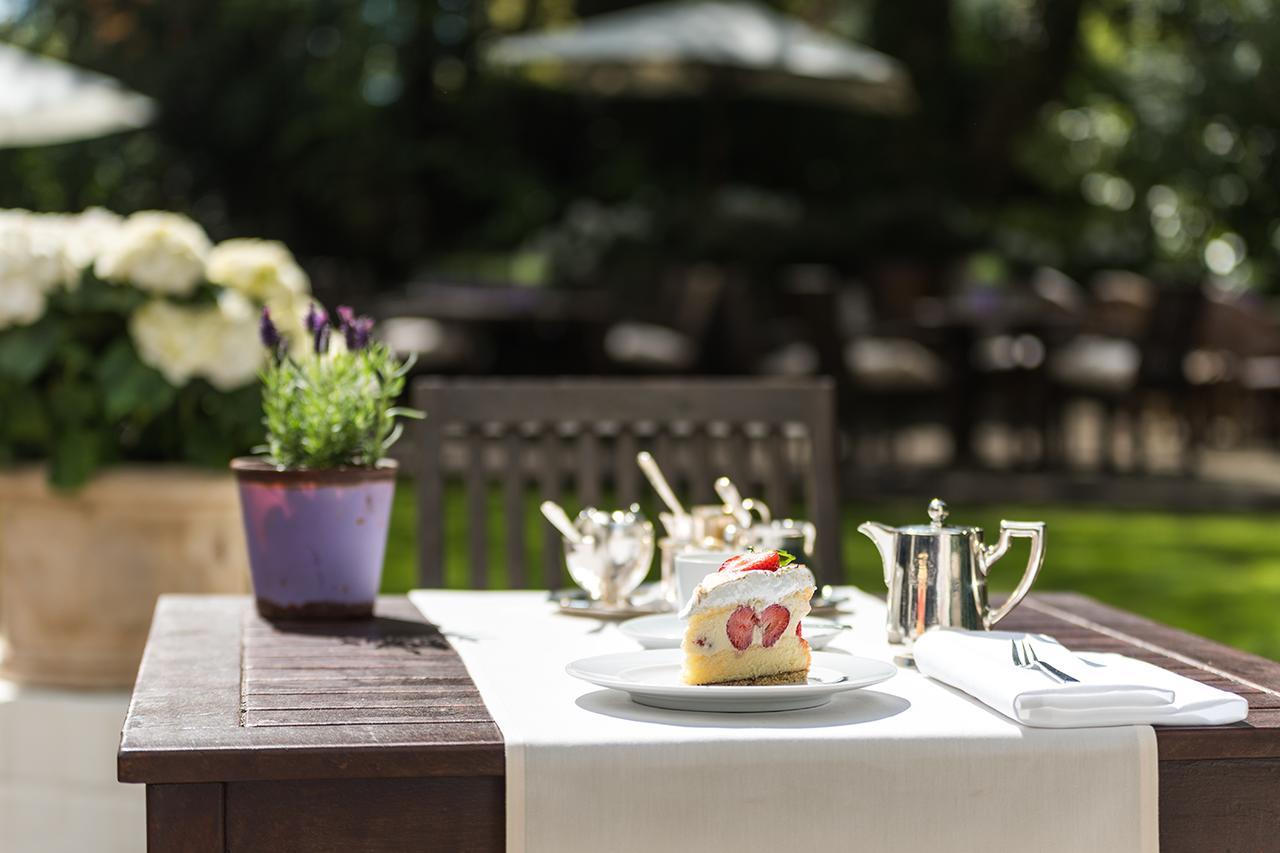 Privathotel Lindtner Hamburgo Exterior foto A table set for afternoon tea