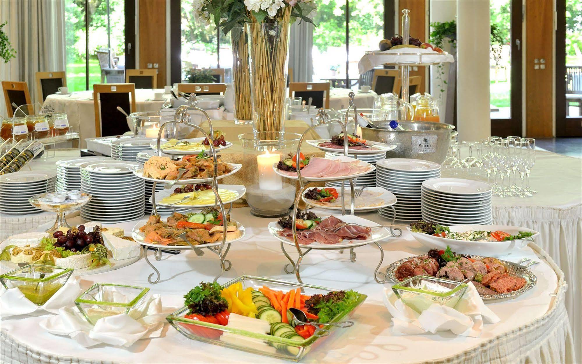 Privathotel Lindtner Hamburgo Exterior foto A buffet