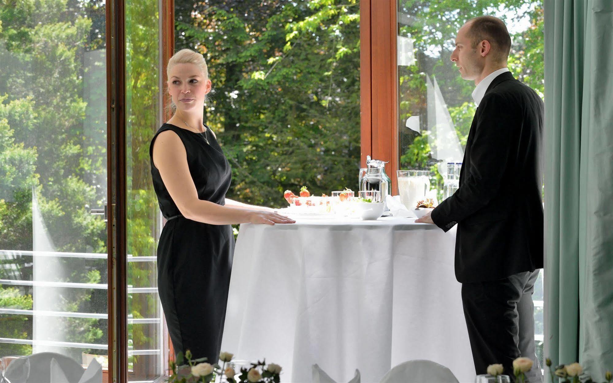 Privathotel Lindtner Hamburgo Exterior foto A restaurant hostess and a restaurant manager