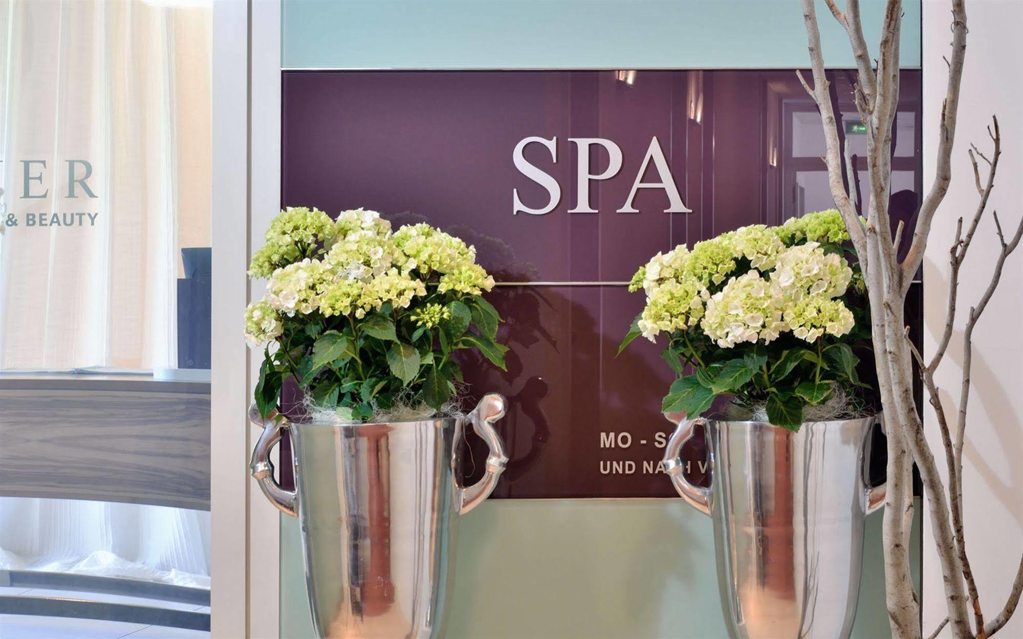 Privathotel Lindtner Hamburgo Exterior foto Entrance to the spa