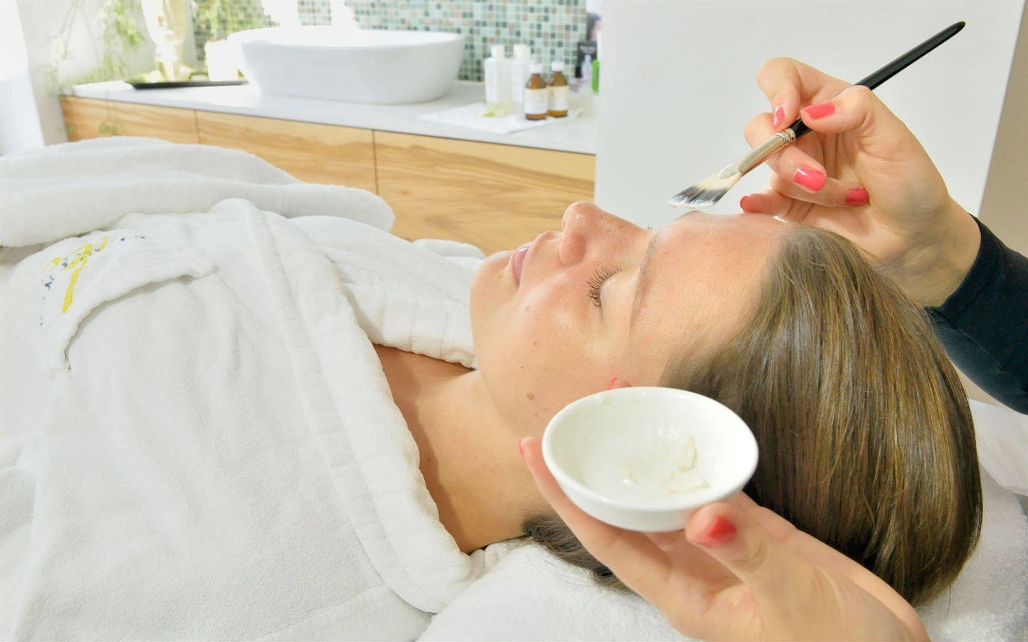 Privathotel Lindtner Hamburgo Exterior foto A woman receiving a facial