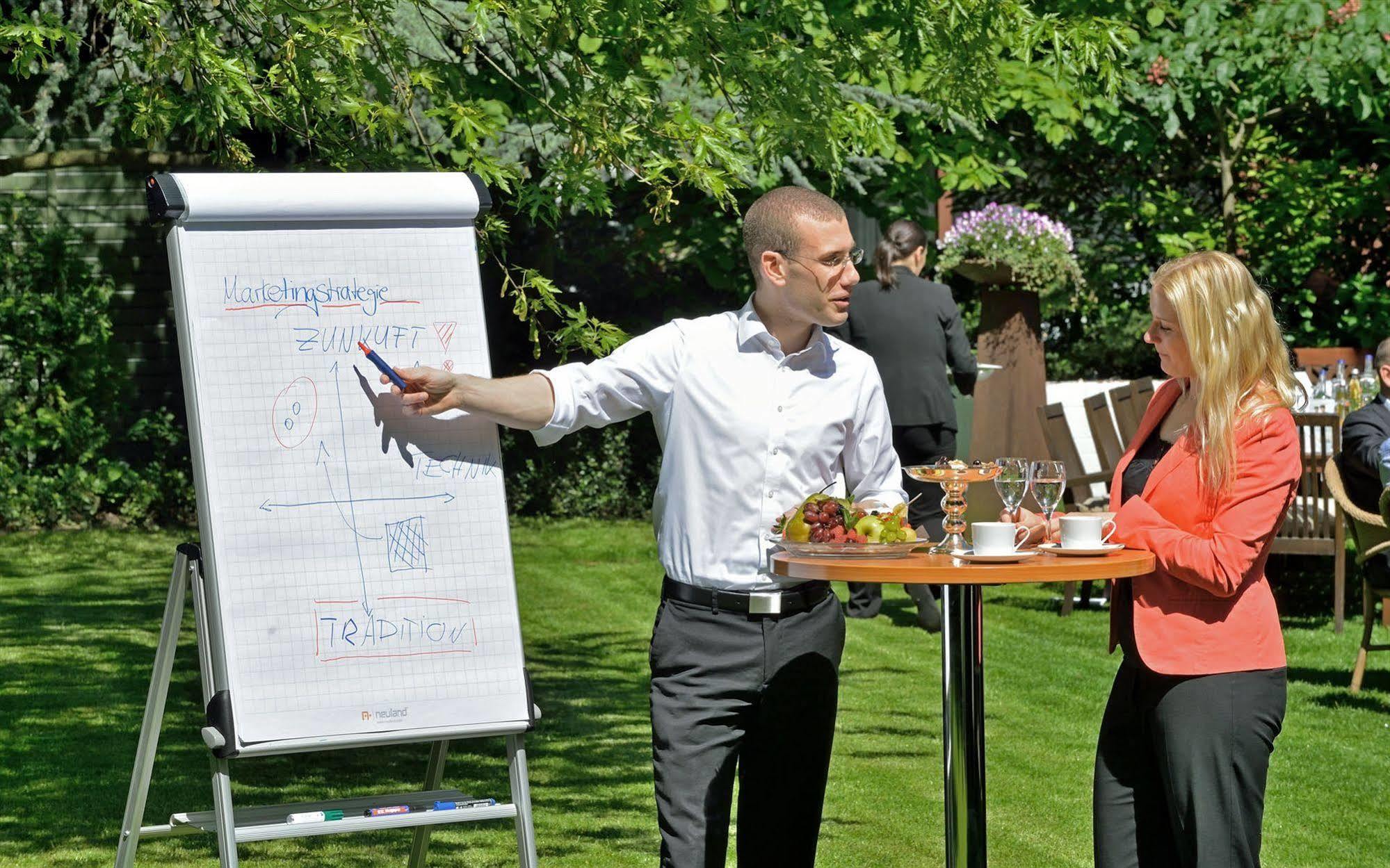 Privathotel Lindtner Hamburgo Exterior foto A flipchart