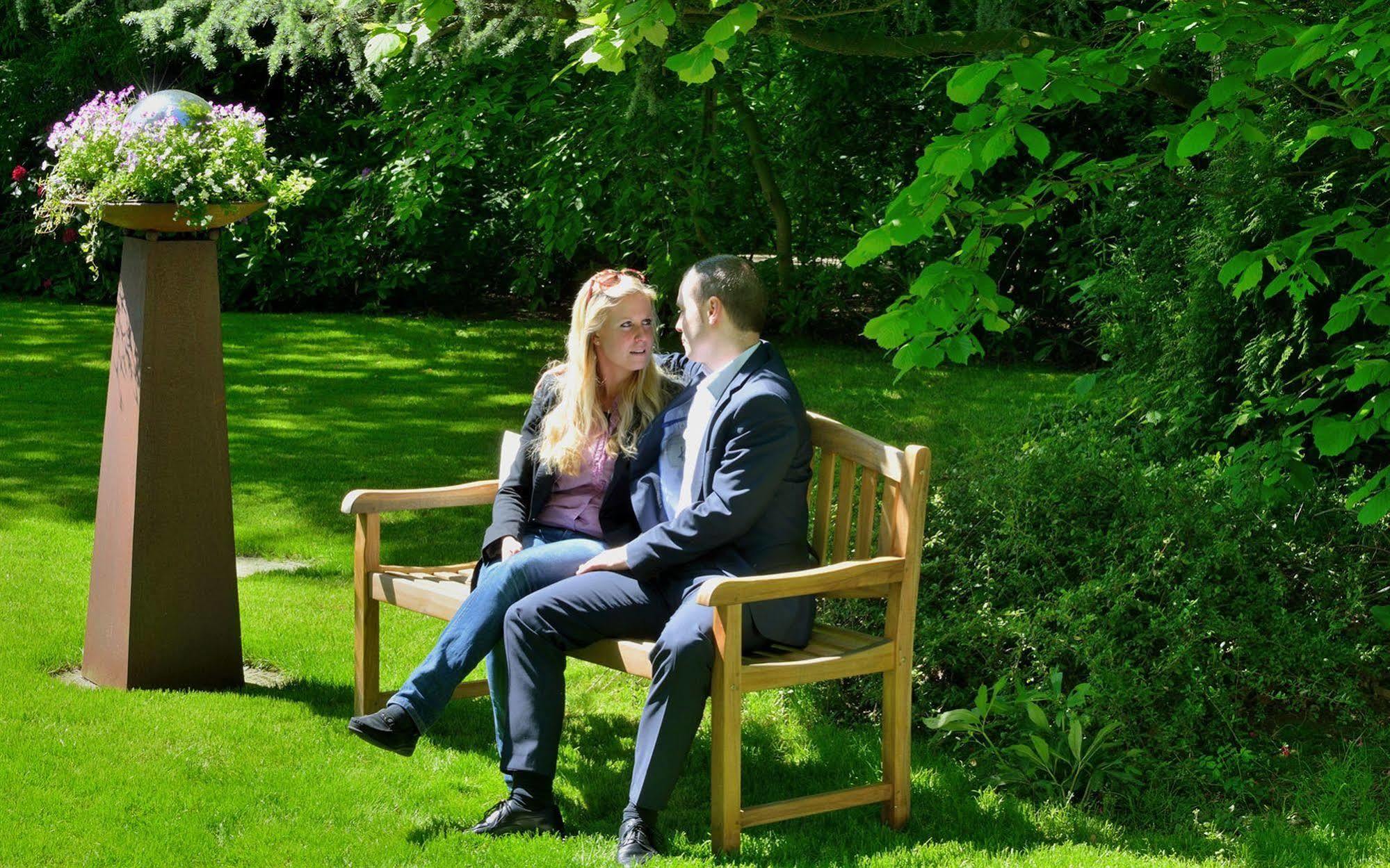 Privathotel Lindtner Hamburgo Exterior foto A couple sitting on a bench