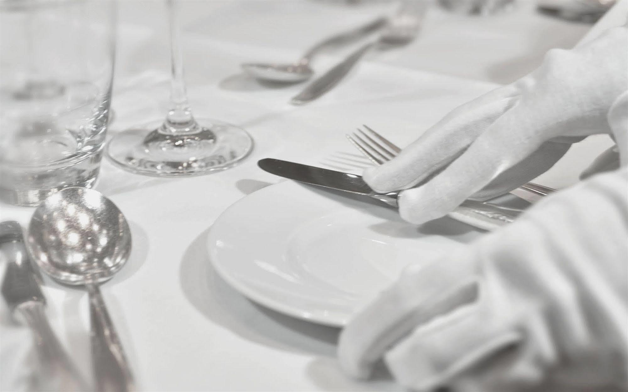 Privathotel Lindtner Hamburgo Exterior foto A table set for fine dining