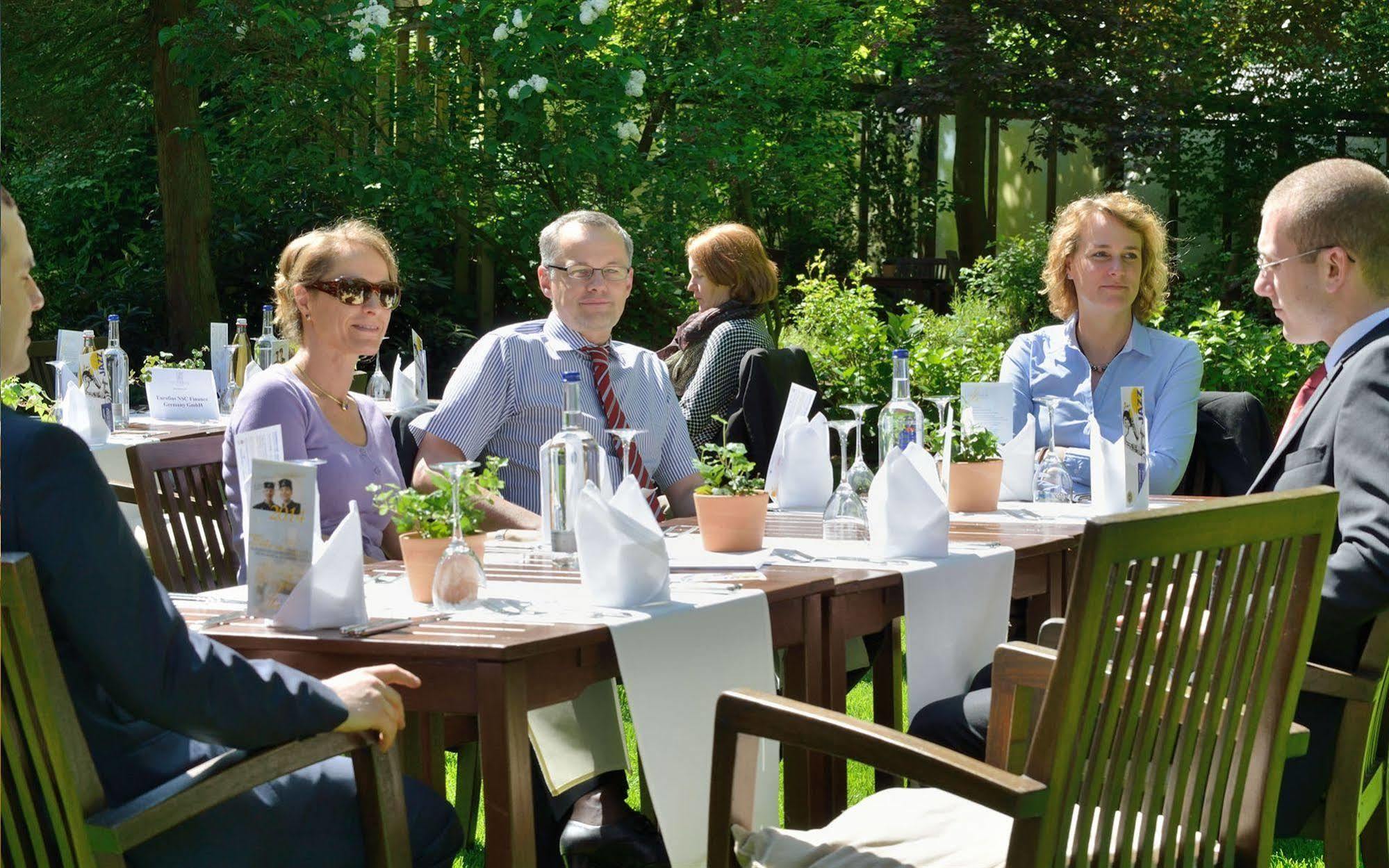 Privathotel Lindtner Hamburgo Exterior foto The Danish royal family at the annual garden party