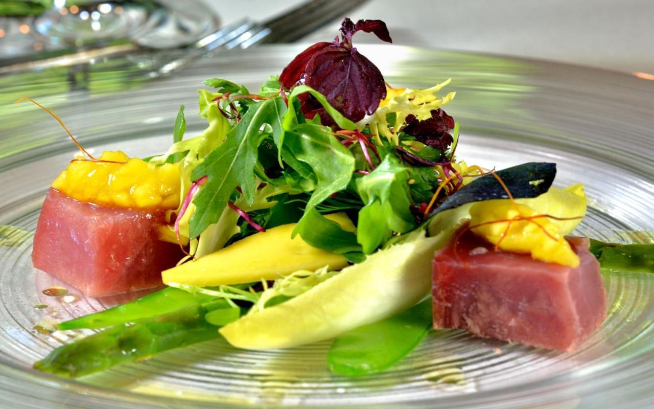Privathotel Lindtner Hamburgo Exterior foto A salad with tuna