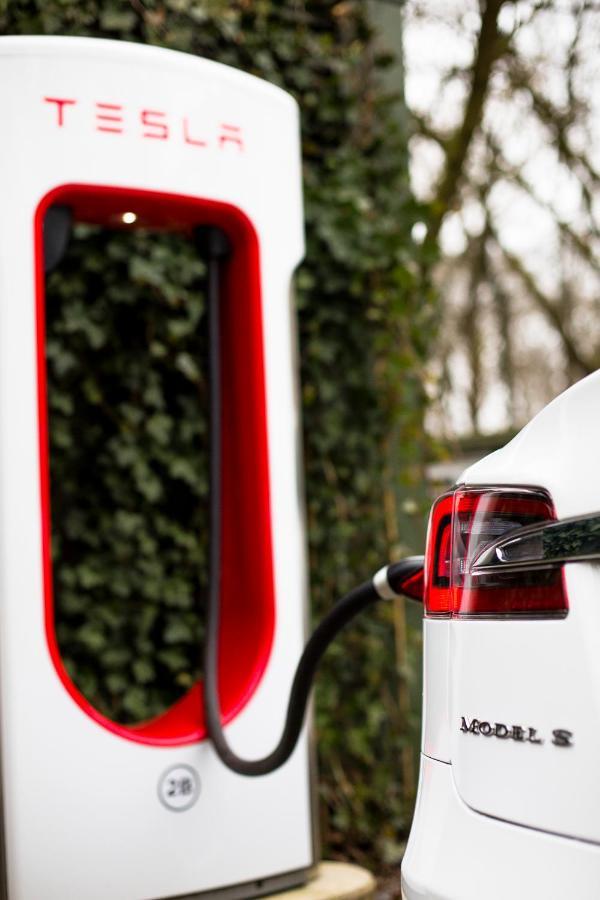 Privathotel Lindtner Hamburgo Exterior foto Tesla Supercharger
